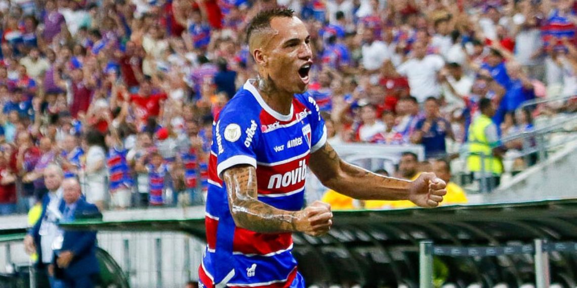 Coritiba disputa contratação de atacante bicampeão da Libertadores