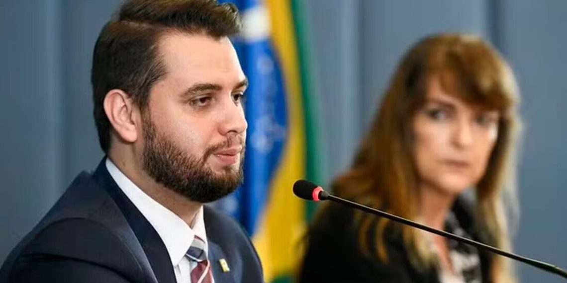 Moraes pede que Filipe Martins explique uso de rede social
