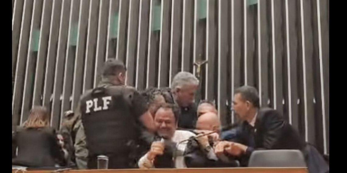 Entidades condenam retirada da imprensa na Câmara