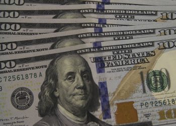 Após sete altas seguidas, dólar cai 0,95% e fecha em R$ 5,53