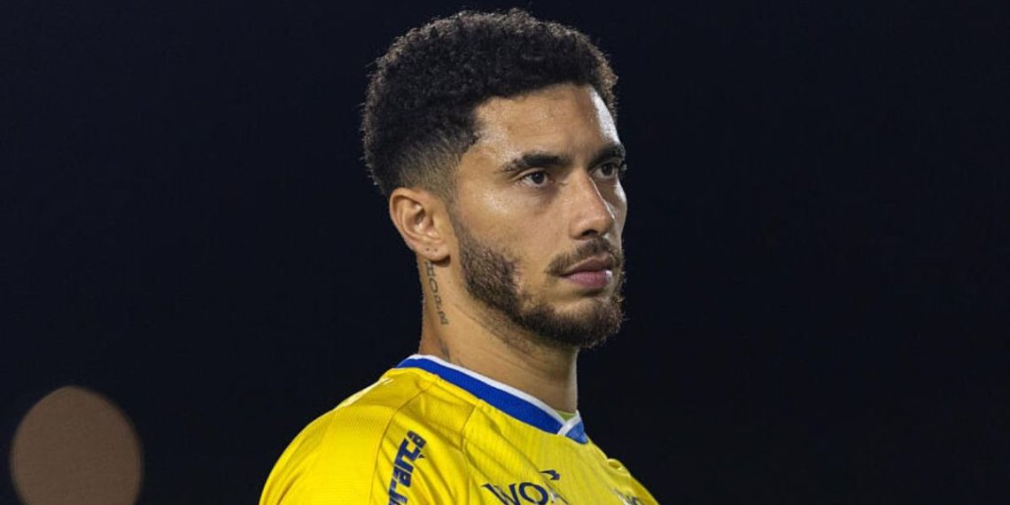 Ex-Coritiba que causou confusão em duelo contra o Athletico é anunciado por clube