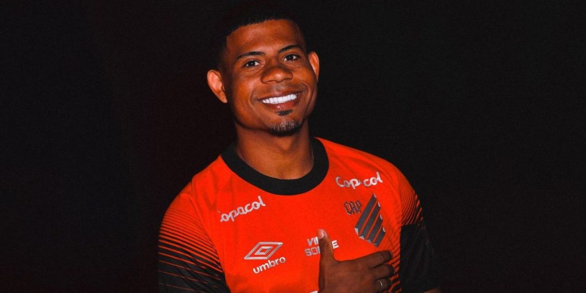 Athletico oficializa Gilberto, lateral da base do Palmeiras