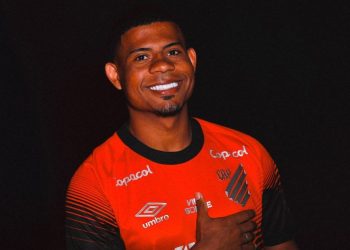 Athletico oficializa Gilberto, lateral da base do Palmeiras