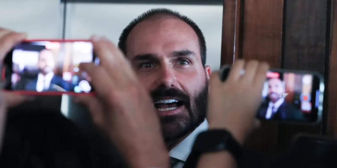Motta notifica Eduardo Bolsonaro sobre processo de perda do mandato
