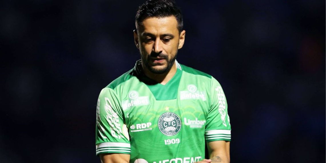 Ex-meia do Coritiba, Robinho vira auxiliar técnico de clube da Série B