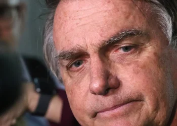 Bolsonaro é submetido à cirurgia para tratamento de hérnia bilateral