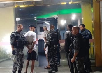 Homens são presos após serem flagrados usando drogas em via pública de Macaé