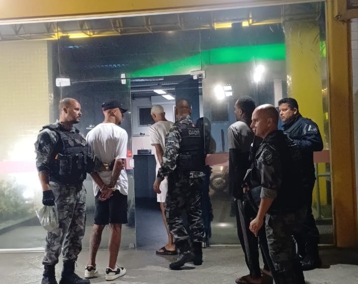 Homens são presos após serem flagrados usando drogas em via pública de Macaé