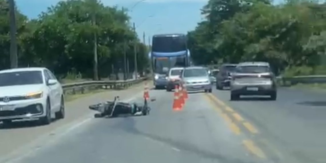 Motociclista é socorrido em estado grave após colisão com carro na BR-101, em Campos