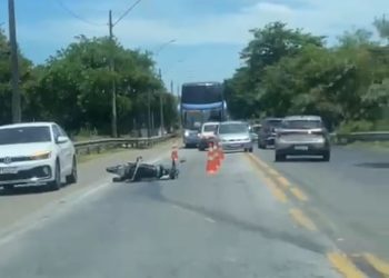 Motociclista é socorrido em estado grave após colisão com carro na BR-101, em Campos