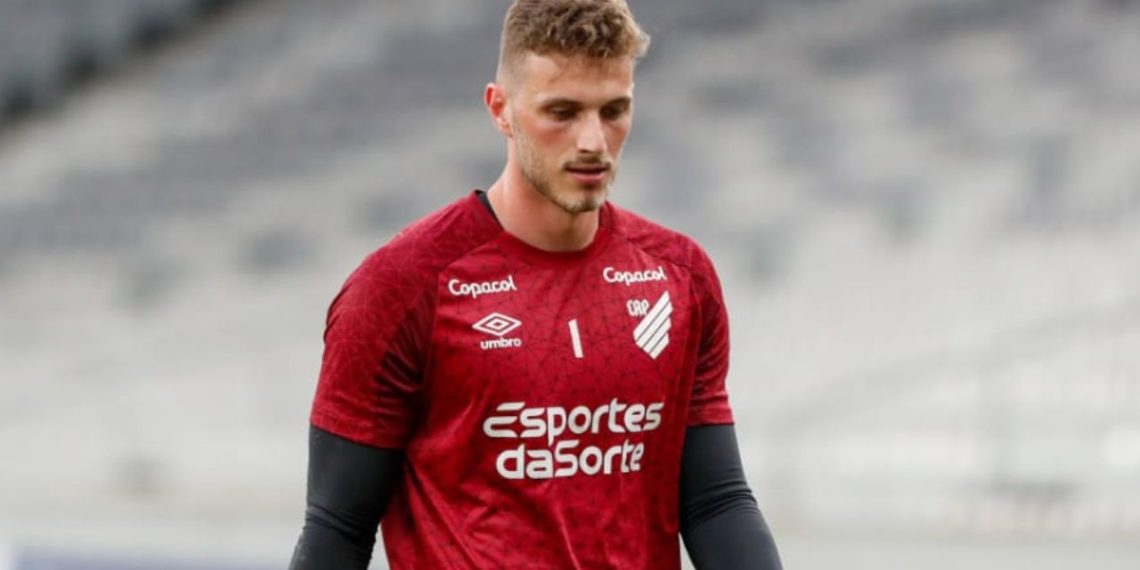 Ex-Athletico, goleiro Bento recebe proposta de clube da Premier League