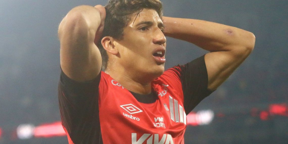 Athletico sofre em estreia de gringo e se salva com ‘veterano’ de 19 anos