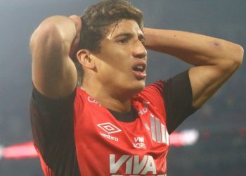 Athletico sofre em estreia de gringo e se salva com ‘veterano’ de 19 anos