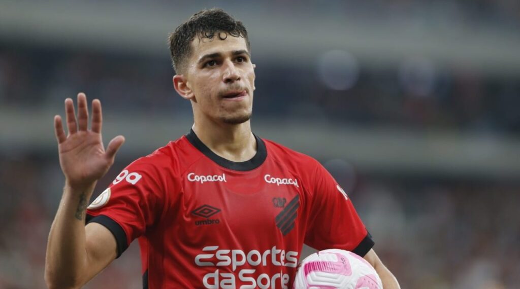 Livre no mercado, meia se declara e sonha com volta ao Athletico