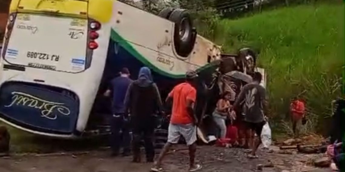 Grave acidente de ônibus teria sido causado por deslizamento de terra; 30 pessoas ficaram feridas
