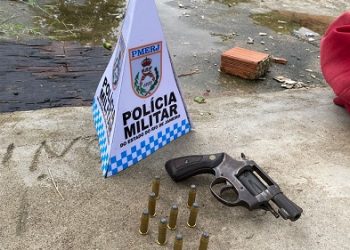 Adolescente tenta fugir da PM, ‘abre mão’ de revólver e acaba alcançado em Guarus