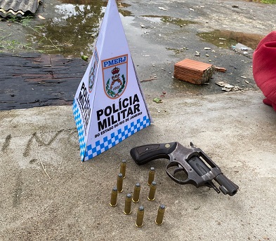 Adolescente tenta fugir da PM, ‘abre mão’ de revólver e acaba alcançado em Guarus