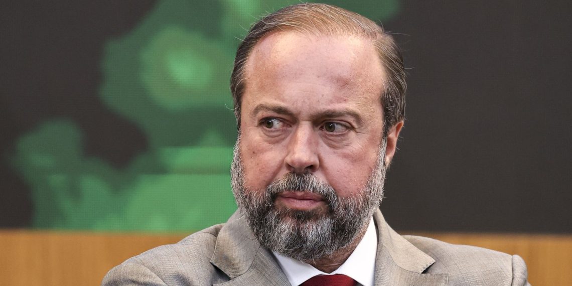 Ministro cobra solução para vazamento de água em minas da Vale