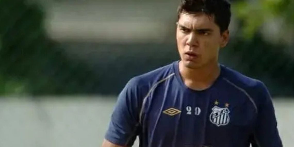 Goleiro ex-Santos e Paraná Clube leva frango bizarro em tiro de meta