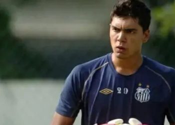 Goleiro ex-Santos e Paraná Clube leva frango bizarro em tiro de meta