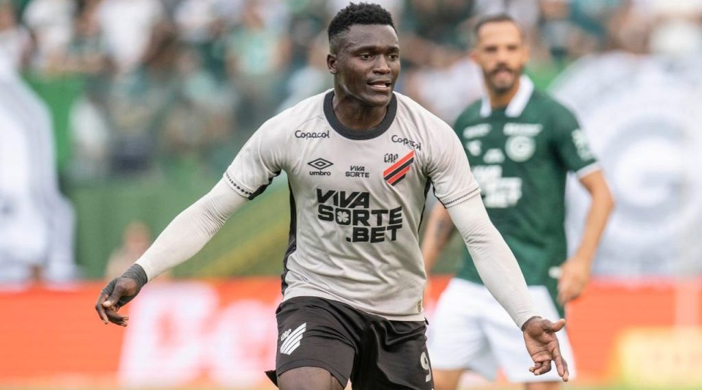 Athletico negocia com atacante por R$ 25 milhões e cria dilema com estrangeiros