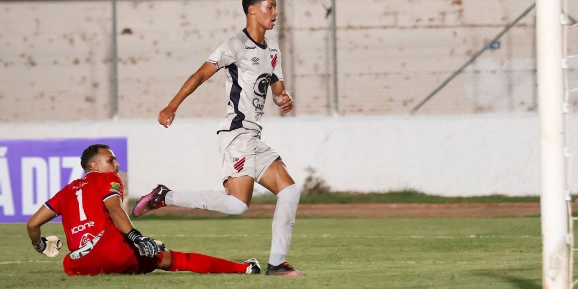 Athletico aproveita erro bizarro e vence o Maricá pela Copinha; veja o lance