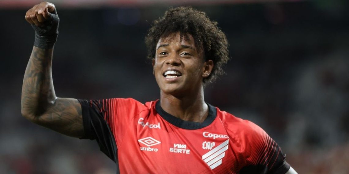 Athletico tem estrela e gol de várzea para se manter invicto antes do Atletiba