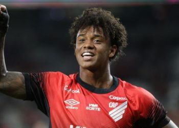 Athletico tem estrela e gol de várzea para se manter invicto antes do Atletiba
