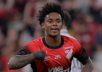 Athletico aumenta salário, valoriza Bruninho e tenta blindar sondagens por promessa