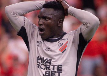 Viveros pede desculpas após erros pelo Athletico em estreia no Brasileirão