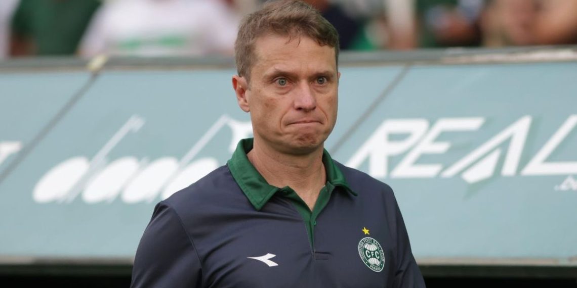 Seabra reage a expulsão do Coritiba; CBF divulga áudio do VAR