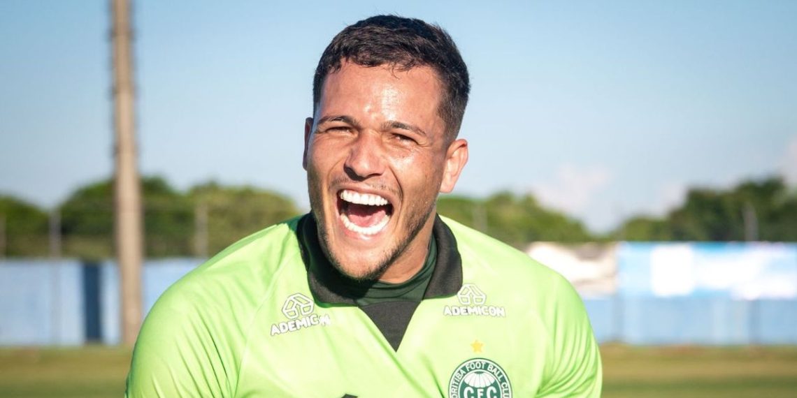Goleiro do Coritiba marca gol de tiro de meta e salva contra o Cianorte