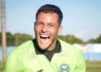 Goleiro do Coritiba marca gol de tiro de meta e salva contra o Cianorte