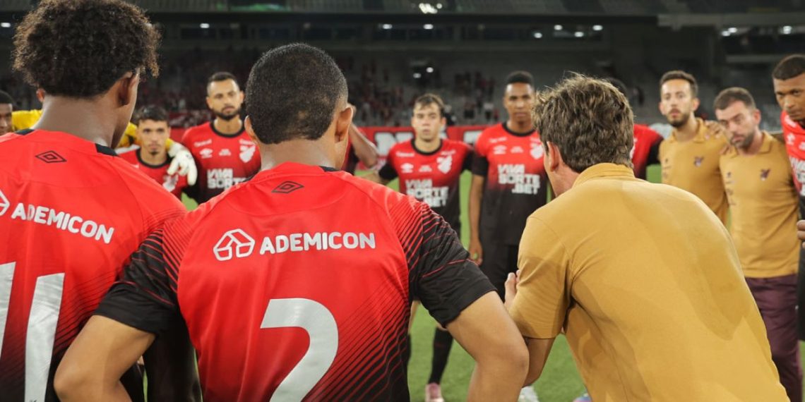 “Não se esqueça…”: Técnico do Athletico revela pedido de Petraglia e critica formato do Paranaense