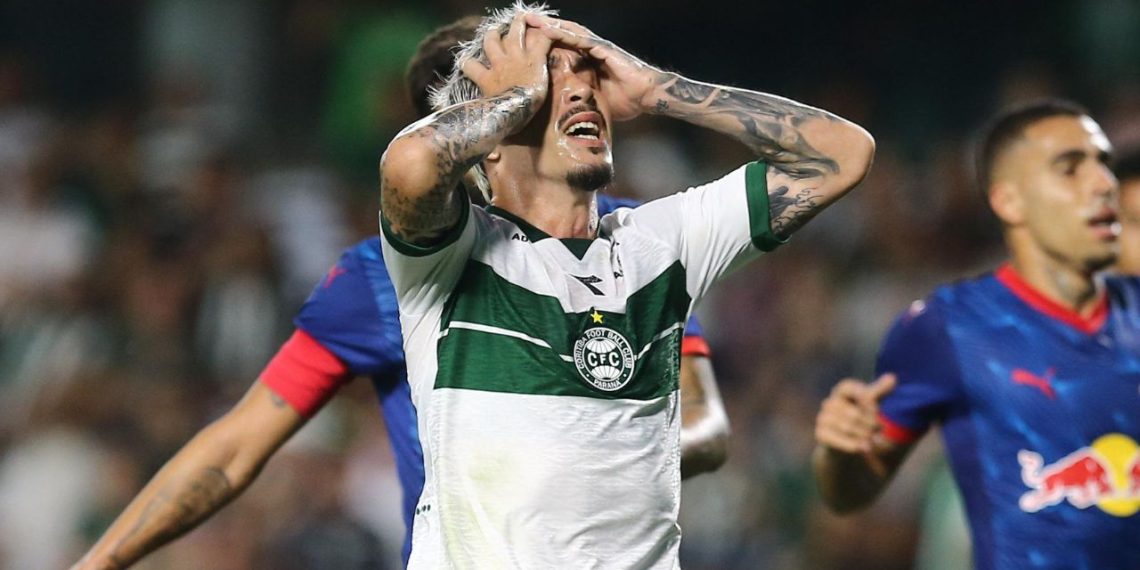 Personagem do jogo, Morisco lamenta erros do Coritiba na estreia
