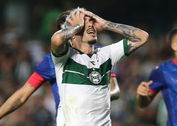 Personagem do jogo, Morisco lamenta erros do Coritiba na estreia
