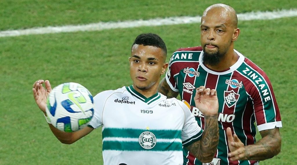 Revelado pelo Coritiba, Kaio César chega ao Brasil para fechar com gigante da Série A