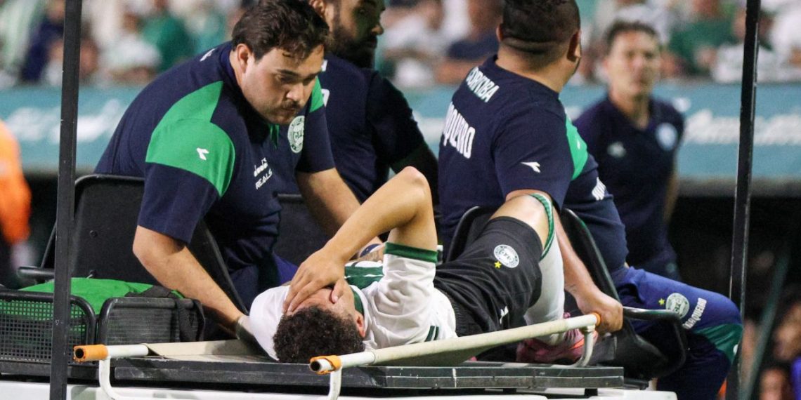 Imagem forte! Atacante do Coritiba quebra o braço em estreia no Paranaense