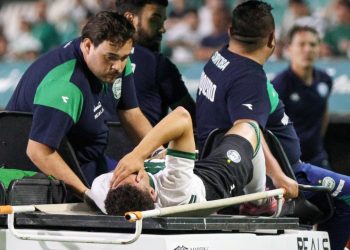 Imagem forte! Atacante do Coritiba quebra o braço em estreia no Paranaense