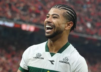 Coritiba venceu o Athletico em jogo ainda com carinha e ranço de futebol da Série B