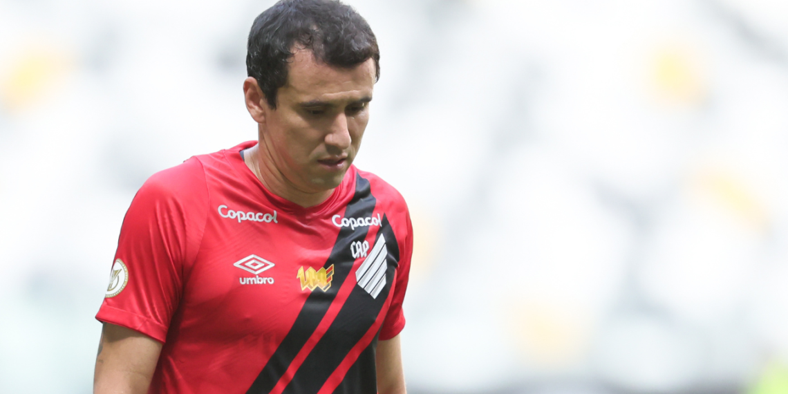 Ídolo do Athletico, Pablo entra na Justiça após ser rebaixado com clube para a Série B