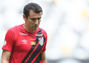 Ídolo do Athletico, Pablo entra na Justiça após ser rebaixado com clube para a Série B