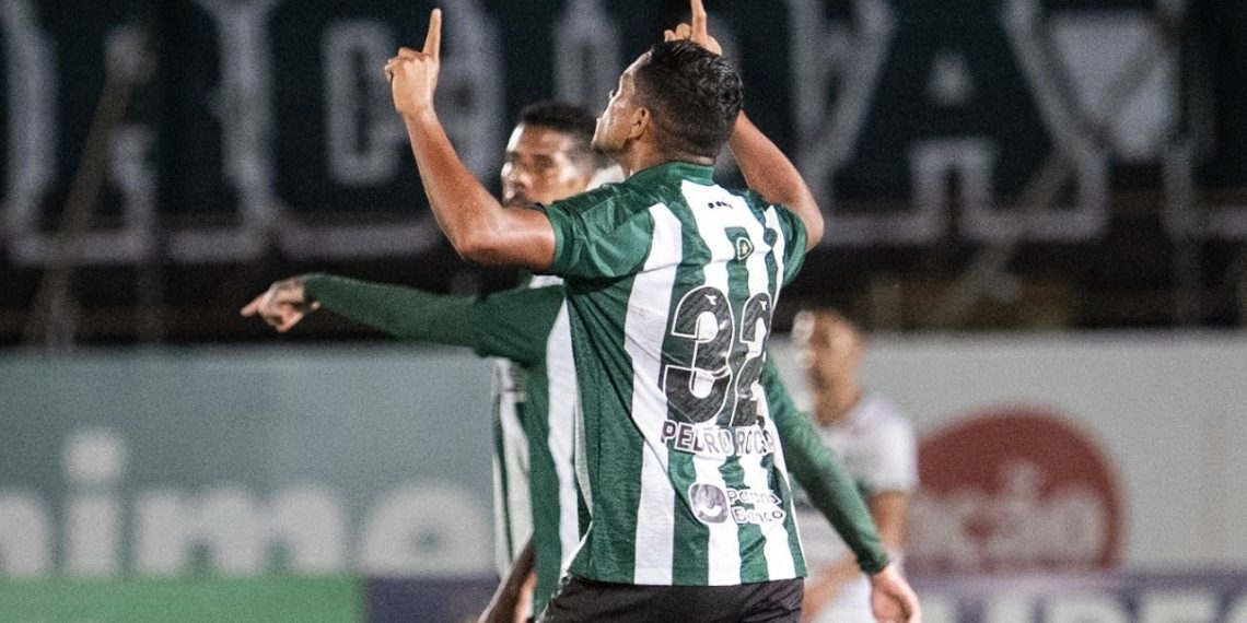 Pedro Rocha “salva” estreantes em primeira vitória do Coritiba no Paranaense