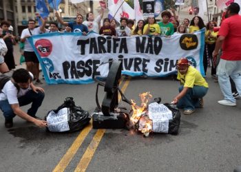 Estudantes protestam contra aumento da tarifa de ônibus em São Paulo