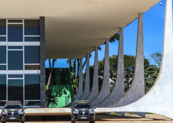 Moraes manda prender Filipe Martins, ex-assessor de Bolsonaro