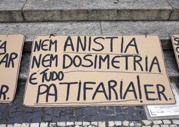 Manifestação no Rio lembra 8 de janeiro e rejeita anistia a golpistas