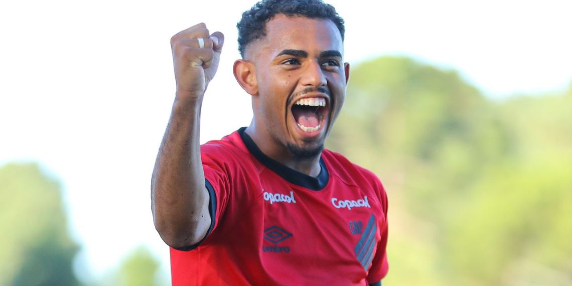 Promessa do Athletico é barrada por Petraglia antes de estreia no Paranaense