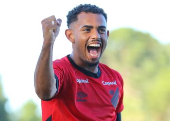 Promessa do Athletico é barrada por Petraglia antes de estreia no Paranaense