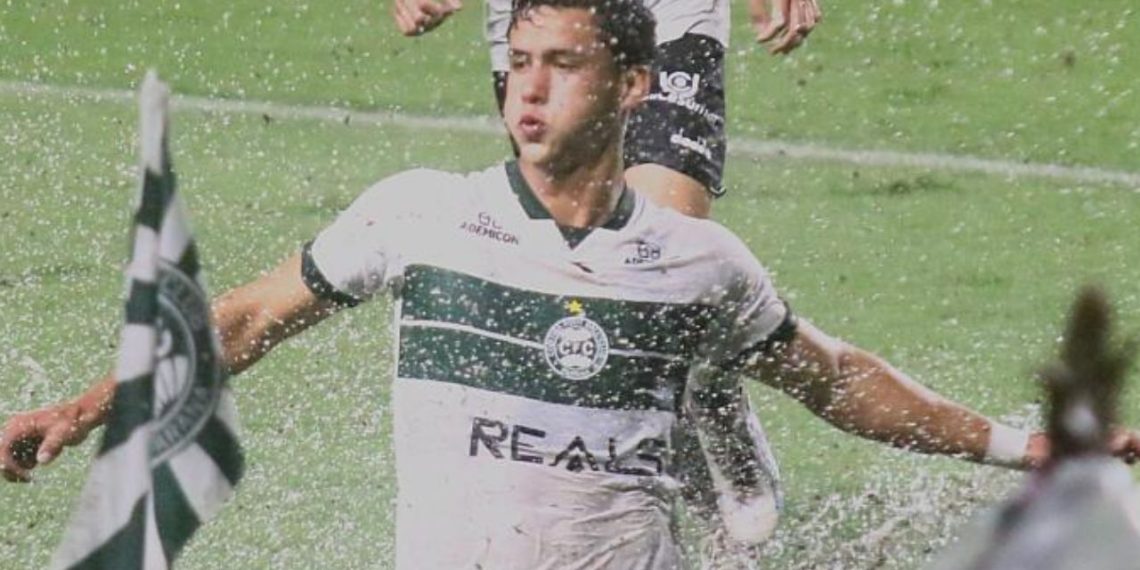 Coritiba vacila e Piás do Couto são castigados com gol tardio no Paranaense