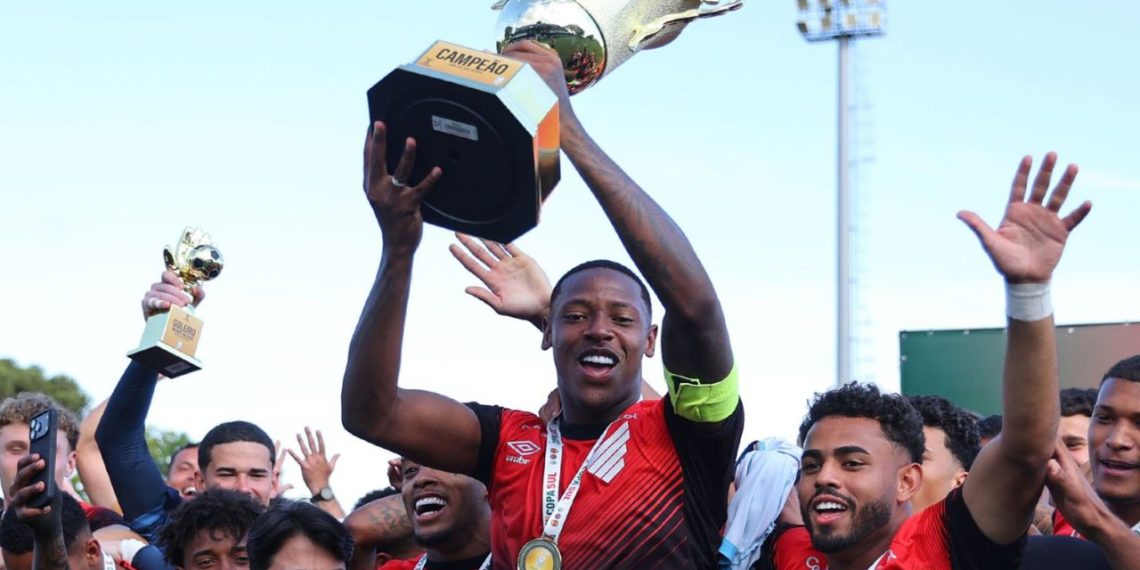 Athletico relaciona zagueiro barrado por Petraglia pela primeira vez no Paranaense